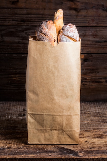 Download Croissants en la elaboración del paquete sobre un fondo blanco. Fresco | Descargar Fotos gratis