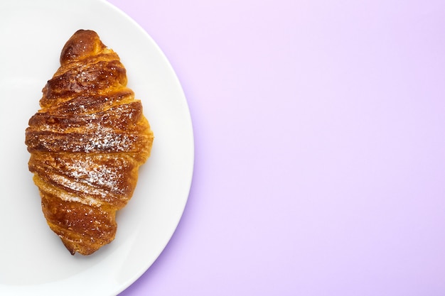 Croissants Franceses Reci N Horneados En Un Plato Blanco Sobre El Fondo