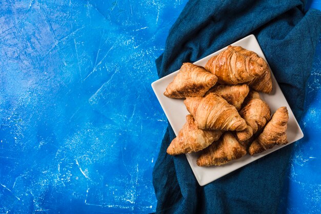 Croissants franceses recién horneados en un plato cuadrado con una