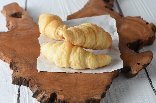 Croissants Reci N Horneados En Una Bandeja Con Un Tarro Peque O De