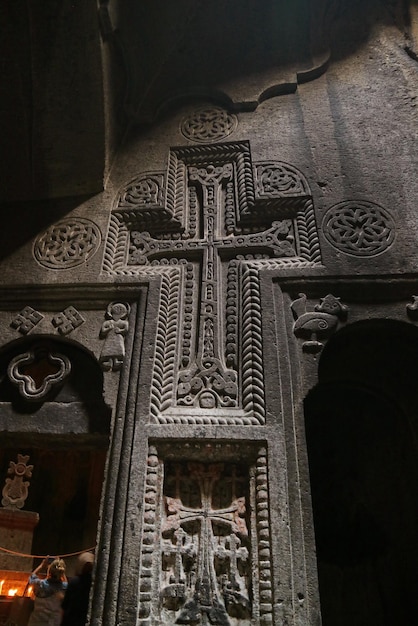 Cruz Y Motivos Tallados En La Pared De La Cueva Dentro De La Antigua