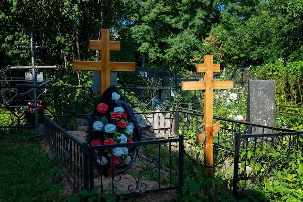 Una Cruz Sobre Una Tumba Fresca En Un Cementerio Cristiano Memoria