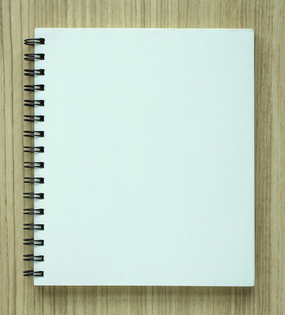 Cuaderno Espiral En Blanco Sobre Fondo De Madera Foto Premium