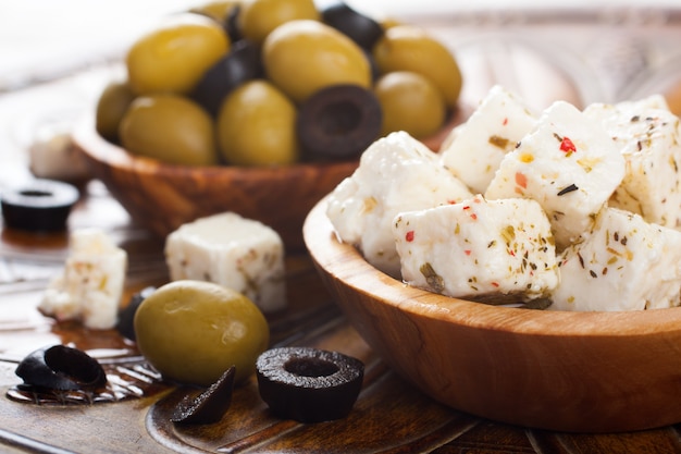 Cubitos De Queso Feta Con Aceitunas Foto Premium