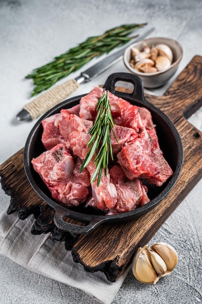 Cubos De Carne Cruda En Cubitos Con Hueso En Una Sart N Fondo Blanco