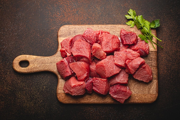 Cubos De Carne Cruda De Ternera Para Estofado En Tabla De Cortar De