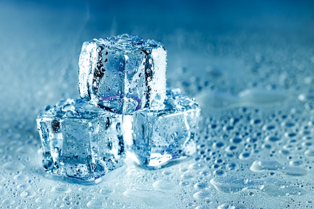 Los Cubos De Hielo Y El Agua Se Derriten En El Fondo Fresco Bloques De