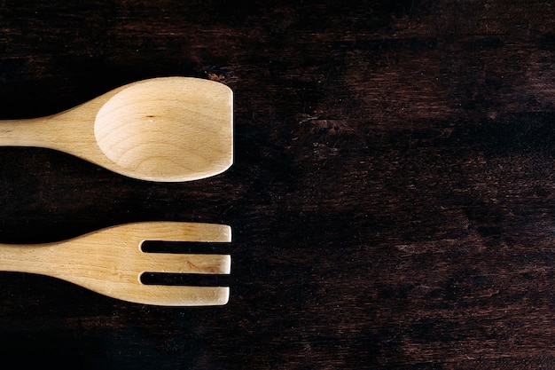 Cuchara Y Tenedor De Madera En La Mesa Un Tenedor Y Una Cuchara De Madera Se Encuentran En Una