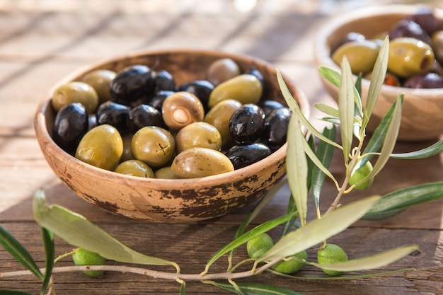 Cuencos Con Diferentes Tipos De Aceitunas Aceitunas Verdes Kalamata