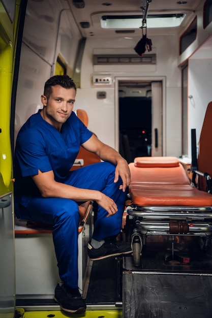 Cuerpo de policía en un uniforme azul sentado en un ...