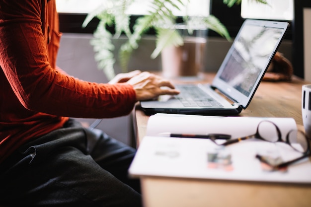 Cultivar hombre trabajando con la computadora portÃ¡til