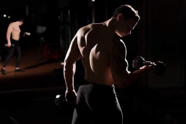 Culturista De Chico Atlético De Poder Guapo Haciendo Ejercicios Con Mancuernas Cuerpo Musculoso 3560