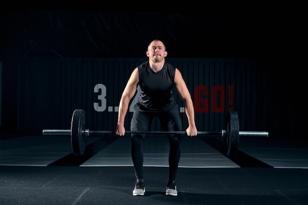 Culturista De Hombre Musculoso Entrenando En Gimnasio Y Posando Ajuste El Entrenamiento De Tipo