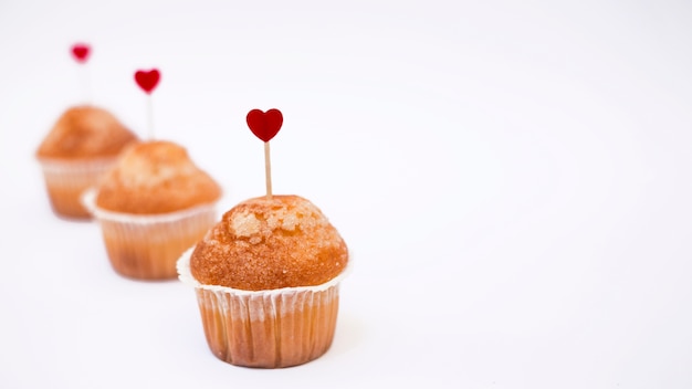 Cupcakes con pequeños adornos de corazón Foto gratis