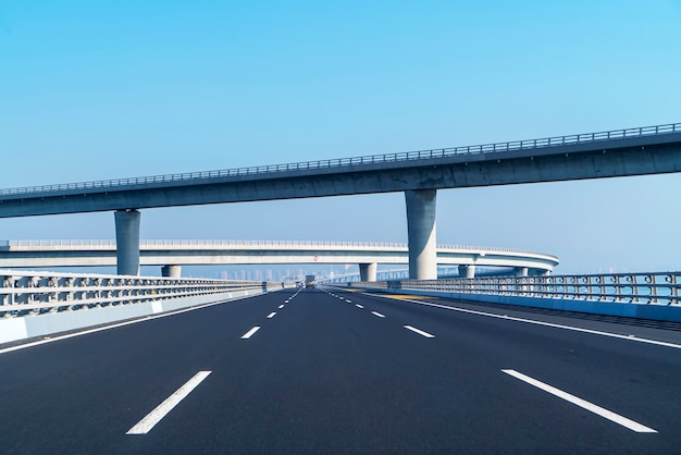 Curva del camino concreto del viaducto en shangai china al aire libre Foto Premium