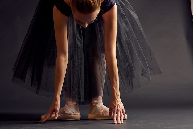 Danza de la bailarina de las mujeres realizó el fondo oscuro del estilo