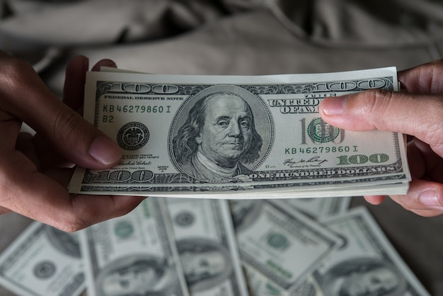Dar un dinero de estados unidos en dólares (usd) Foto gratis