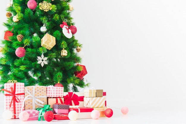 Decoración De La Caja De Regalo Del árbol De Navidad Y De La Feliz Año 