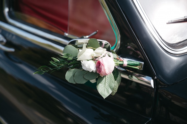 La Decoracion De Un Coche De Bodas Con Flores Foto Gratis