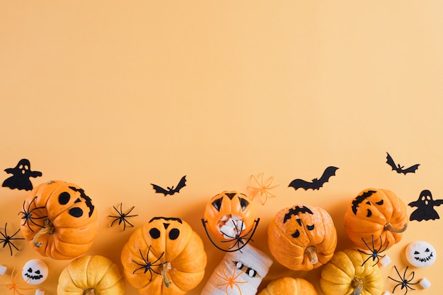 Decoración de manualidades de halloween sobre fondo naranja con espacio de copia Foto Premium