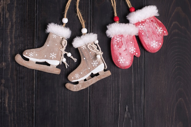Decoracion de navidad patines, mitones sobre un fondo de madera vista plana superior. Foto Premium