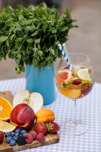 Deliciosa sangría roja con frutas en la mesa Foto Premium