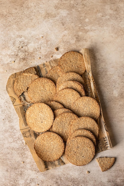 Deliciosas galletas saladas con semillas de sésamo y lino sobre fondo