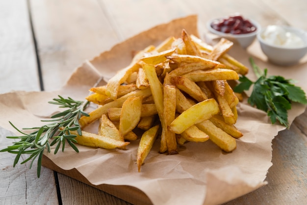 Deliciosas Papas Fritas En La Mesa De Madera Foto Gratis 