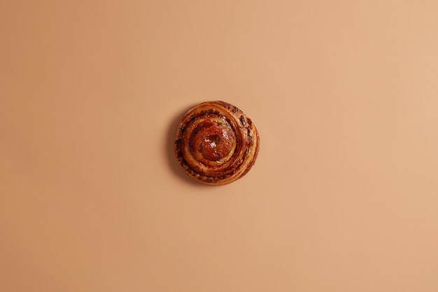 Delicioso bollo de canela en forma de remolino recién horneado para su