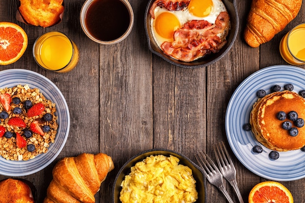 Delicioso desayuno en una mesa rústica. vista superior, copie el