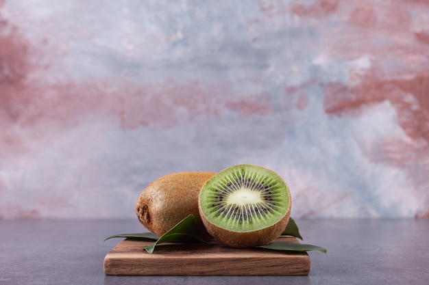 Delicioso Kiwi En Rodajas Con Hojas Colocadas Sobre Una Placa De Madera