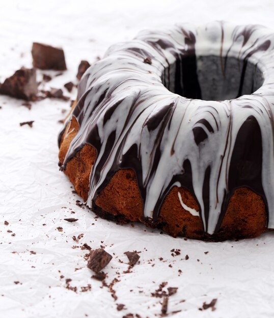 Delicioso pastel con chocolate en blanco Foto gratis