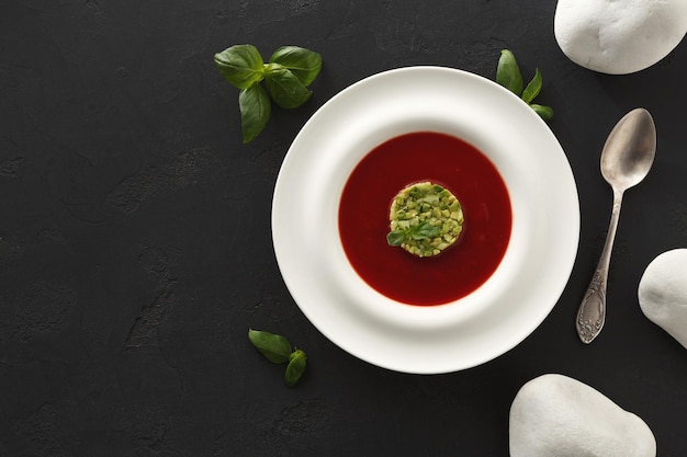 Delicioso y sabroso gazpacho de sopa de tomate frío con vista superior