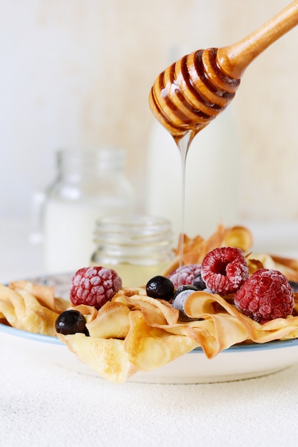 Deliciosos Panqueques Caseros Con Bayas, Miel Y Leche Para El Desayuno ...