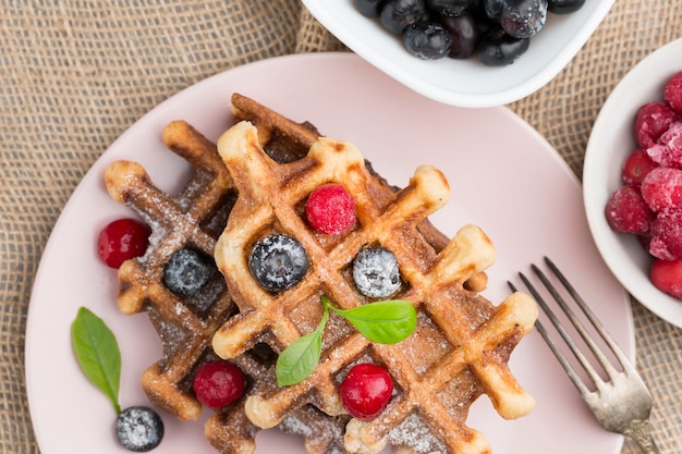 Deliciosos Waffles Con Frutas Planas Foto Gratis