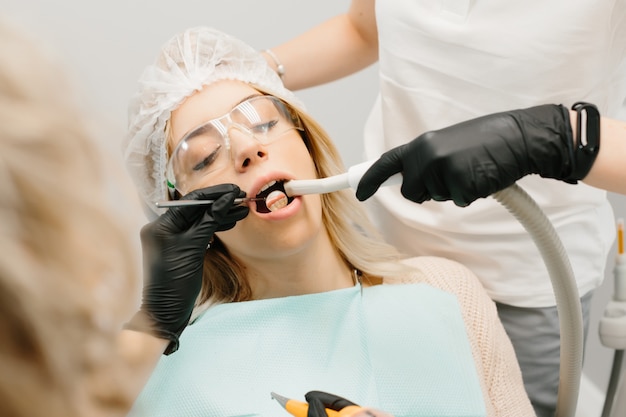 Dentista Con Un Asistente De Trabajo En Una Clinica Dental Foto Premium