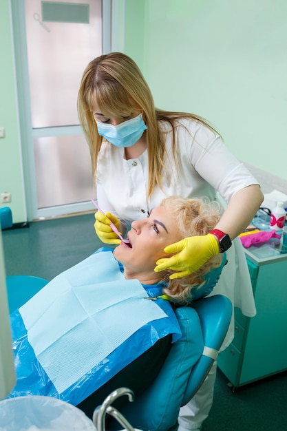 El Dentista Trata Los Dientes Del Paciente Cómo Cuidar Adecuadamente Los Dientes Concepto De