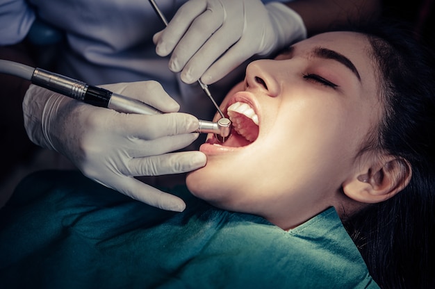 Los dentistas tratan los dientes de los pacientes. Foto gratis