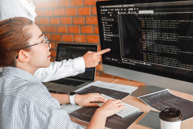 Desarrollando un equipo de programadores que leen códigos de computadora desarrollo diseño de sitios web y tecnologías de codificación. Foto Premium