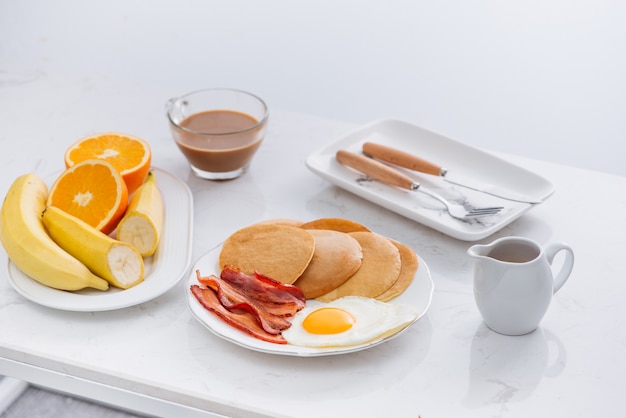 Desayuno Americano Completo Saludable Con Huevos Tocino Y Panqueques Foto Premium