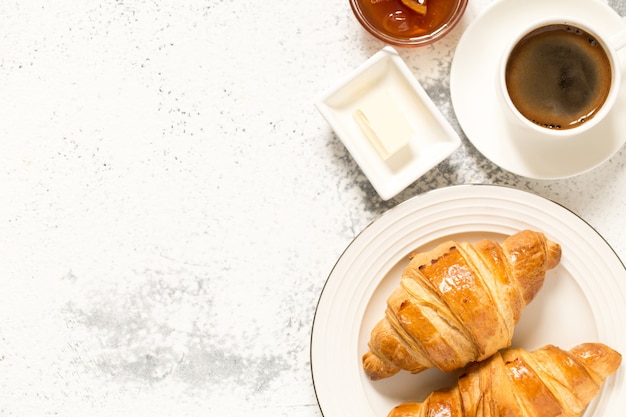 Desayuno con croissants. cruasanes recién hechos crujientes y café, vista desde arriba. Foto Premium
