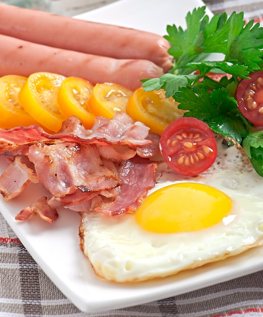 Desayuno Ingles Huevos Fritos Tocino Salchichas Y Pan De Centeno Tostado Foto Gratis