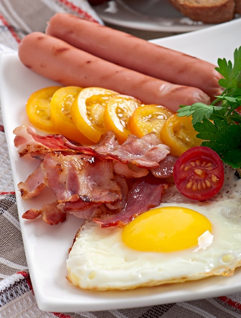 Desayuno Ingles Huevos Fritos Tocino Salchichas Y Pan De Centeno Tostado Foto Gratis