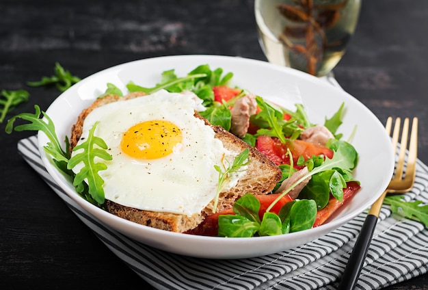 Desayuno - Tostadas Con Huevos Fritos Y Ensalada De Tomates Con ...