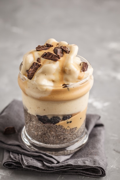 Desayuno vegano, pudin de chia y helado de plátano con chocolate. Foto Premium