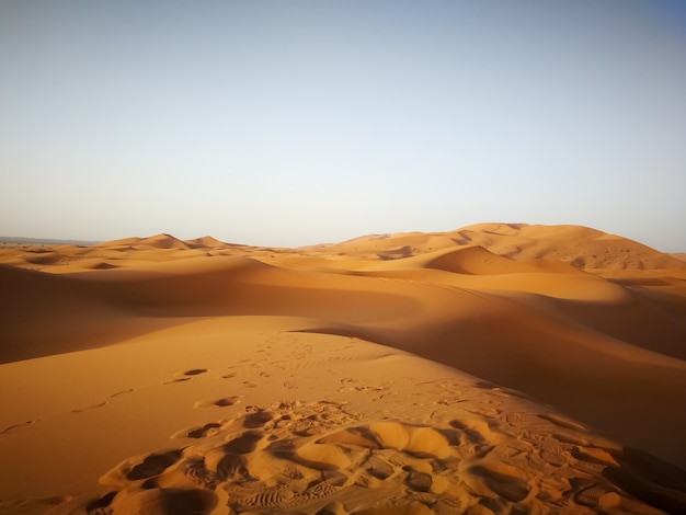 Desierto Del Sahara Bajo La Luz Del Sol Y Un Cielo Azul En Marruecos En