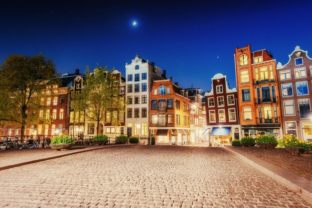 Destacando edificios y calles amsterdam, países bajos | Foto Premium