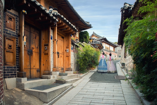 Detrás De Dos Mujeres Que Llevan Hanbok Caminando En El Pueblo De ...