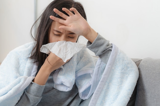 Día de enfermedad en casa. la mujer asiática tiene escurrimiento y  resfriado común. | Foto Premium