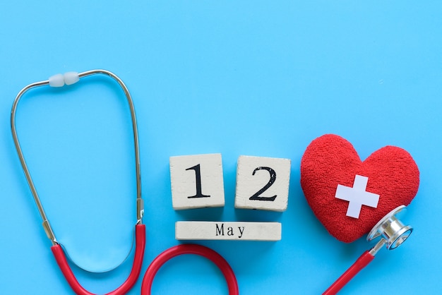 Dia Internacional De Las Enfermeras 12 De Mayo Corazon Rojo Con Estetoscopio Sobre Fondo Azul Foto Premium